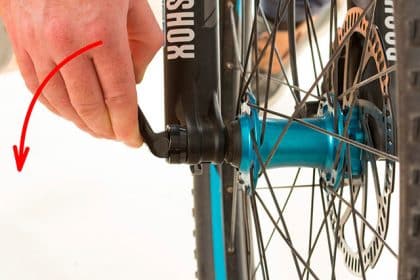 découvrez comment retirer facilement la roue arrière de votre vélo grâce à notre guide étape par étape. idéal pour les réparations, l'entretien ou le stockage, suivez nos conseils pratiques pour un démontage rapide et efficace.