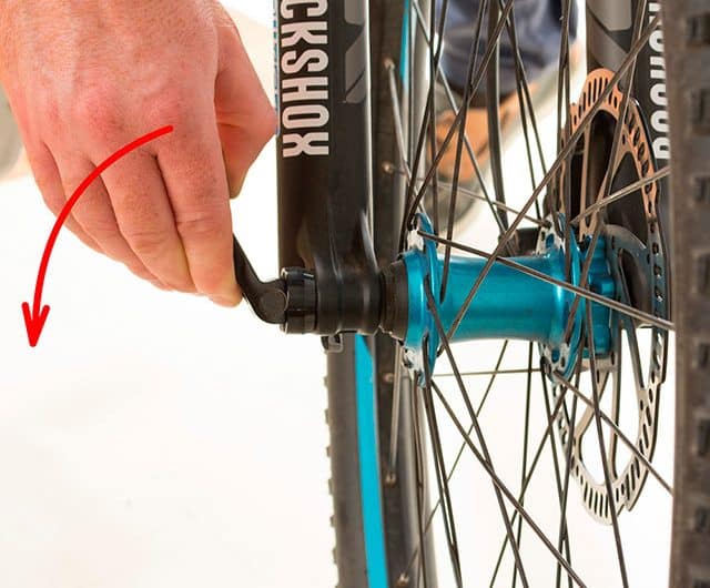 découvrez comment retirer facilement la roue arrière de votre vélo grâce à notre guide étape par étape. idéal pour les réparations, l'entretien ou le stockage, suivez nos conseils pratiques pour un démontage rapide et efficace.