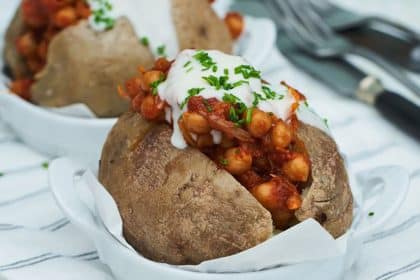 découvrez comment cuisiner parfaitement des pommes de terre au four avec chaleur tournante. cette méthode garantit une texture croustillante à l'extérieur et tendre à l'intérieur, idéale pour accompagner vos plats préférés. suivez nos astuces pour des résultats savoureux et gourmands à chaque fois.